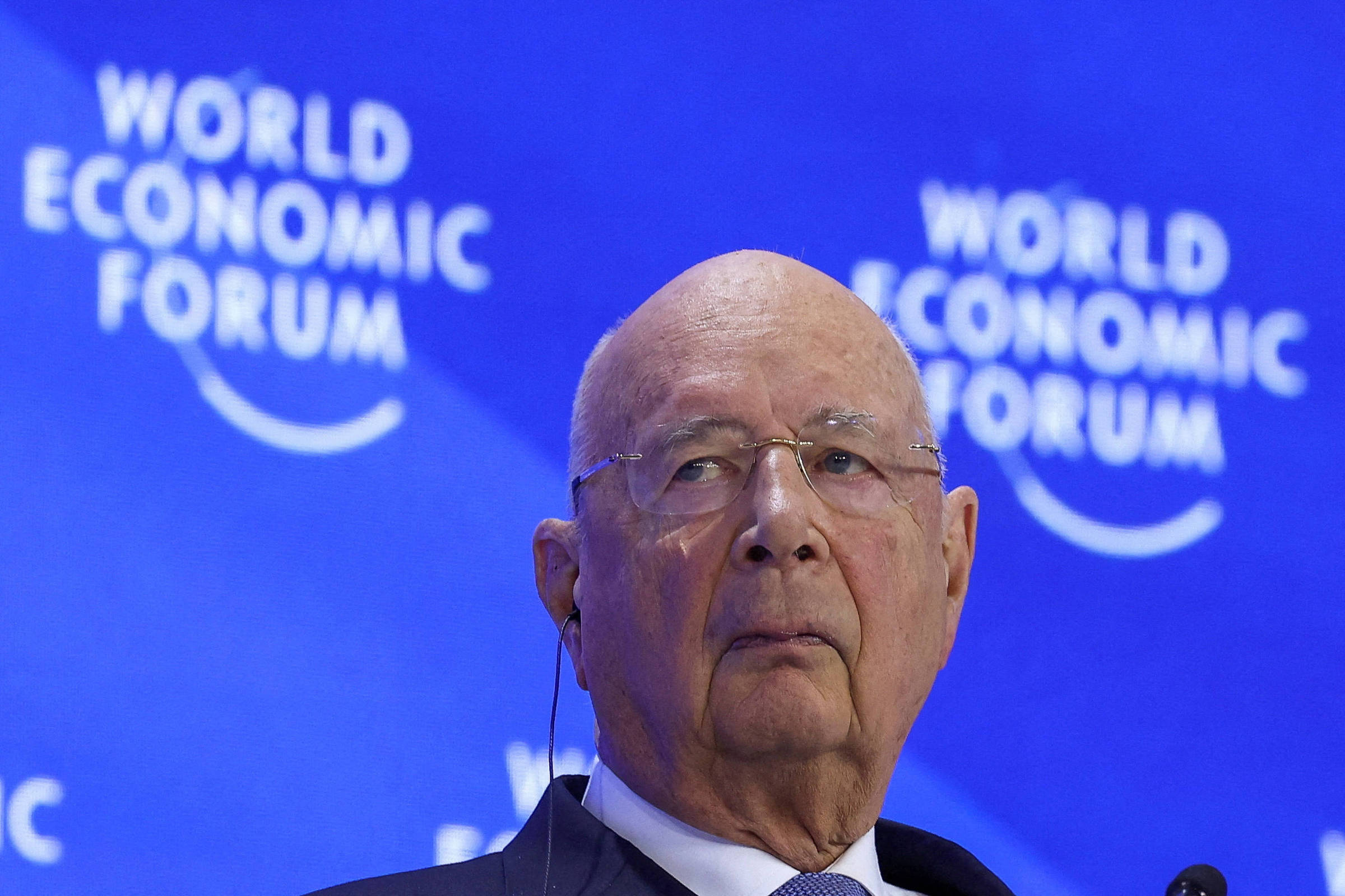Saída de Schwab do Fórum Econômico Mundial envolveu denúncias e ameaças, diz jornal
