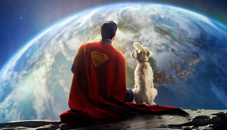 A imagem mostra um super-herói, vestido com uma capa vermelha e um símbolo em seu traje, sentado em uma superfície rochosa, olhando para a Terra. Ao seu lado, há um cachorro de pelagem clara, com um colar amarelo. O fundo apresenta uma vista do planeta Terra, com uma atmosfera azul e algumas luzes visíveis na superfície.