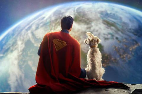 Cena do filme  Superman com David Corenswet  *** Local Caption *** A imagem mostra um super-herói, vestido com uma capa vermelha e um símbolo em seu traje, sentado em uma superfície rochosa, olhando para a Terra. Ao seu lado, há um cachorro de pelagem clara, com um colar amarelo. O fundo apresenta uma vista do planeta Terra, com uma atmosfera azul e algumas luzes visíveis na superfície.