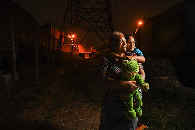 Helô e sua avó Maria Alice, que é empregada doméstica. Helô é criada pela avó desde que sua mãe, filha de Alice, morreu. Ela tem muito orgulho da profissão da avó. Neste sábado, dia da publicação da Folhinha, é celebrado o Dia da Empregada Doméstica, e vamos falar da importância das mulheres que realizam esse trabalho.