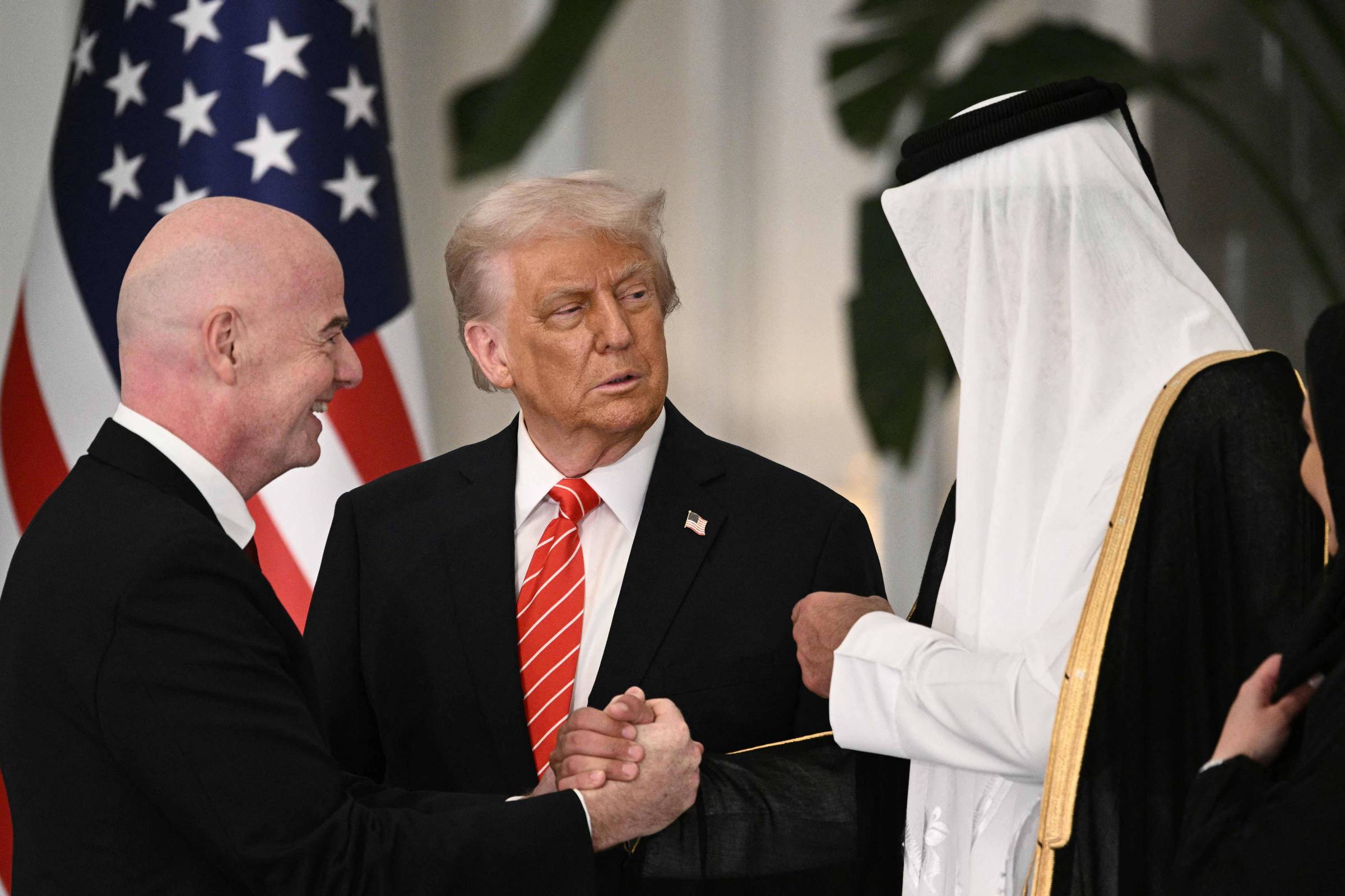 Presidente da Fifa vira aliado leal de Trump em viagem ao Oriente Médio