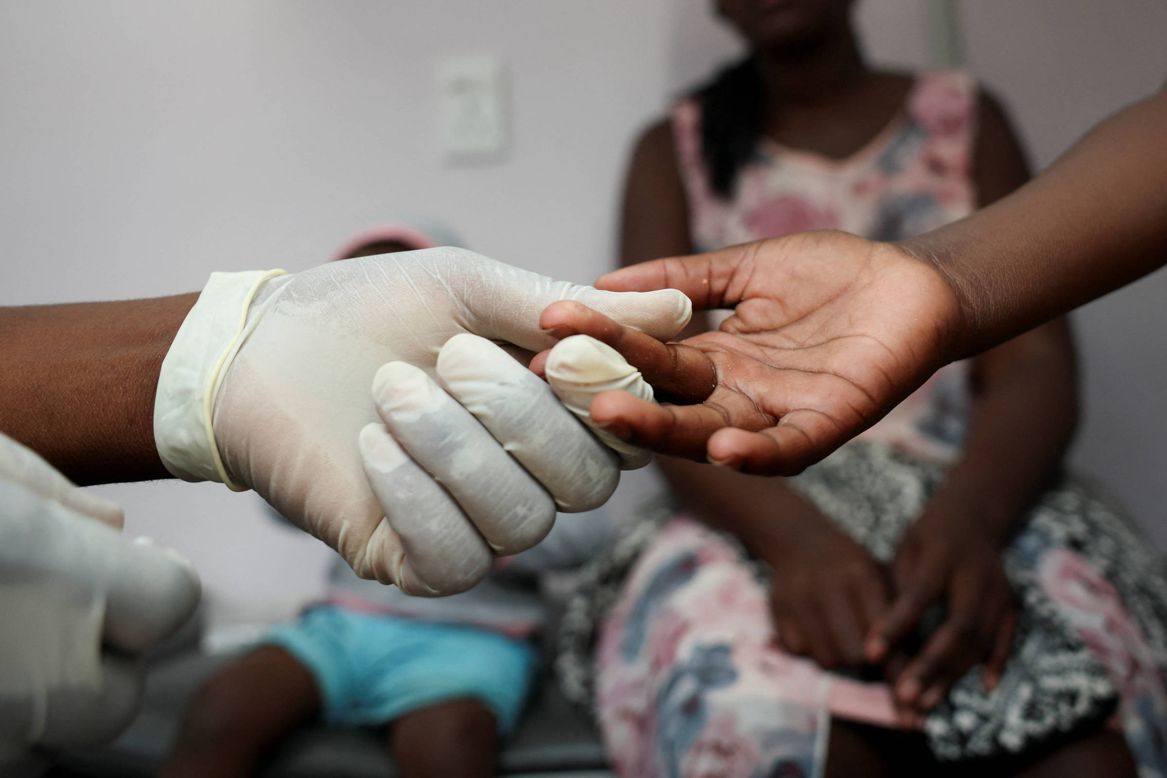 Testes de pacientes com HIV diminuem na África do Sul após cortes de ajuda dos EUA, mostram dados