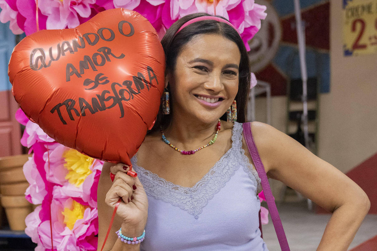 Dira Paes revive Solineuza de 'A Diarista' durante participação em 'Encantado's'
