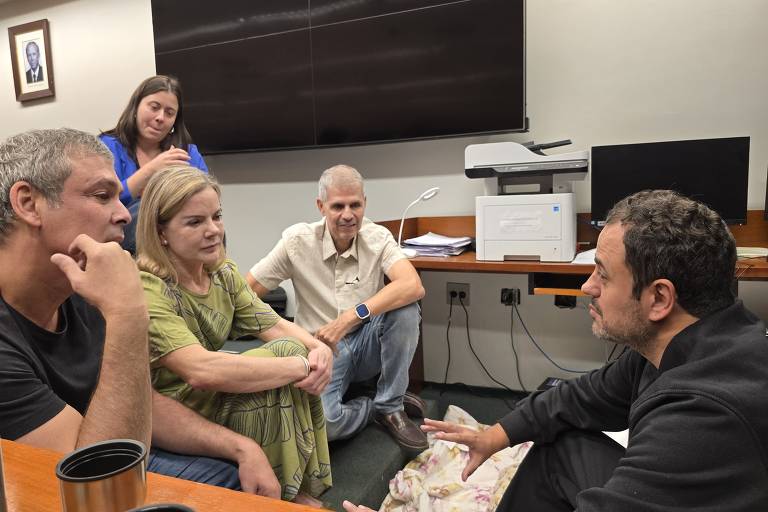 A Comissão de Constituição e Justiça da Câmara rejeitou recurso de Glauber Braga (PSOL) contra sua cassação; o psolista recebeu a visita de 9 ministros durante sua greve de fome em protesto pelo caso, entre eles Gleisi Hoffmann