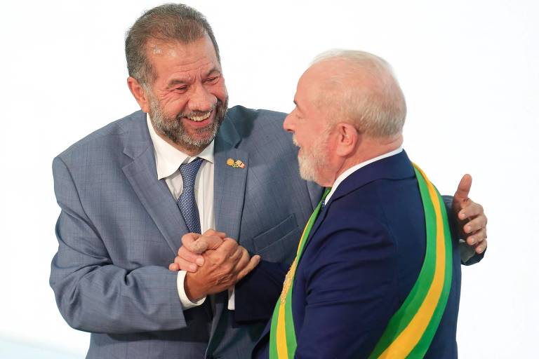 A crise no INSS levou o governo a pressionar pela saída de Carlos Lupi do Ministério da Previdência; ele pediu demissão e, em reação, a bancada do PDT na Câmara anunciou que sairia da base aliada