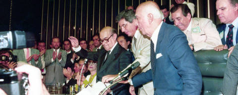 Especial 200 anos do Senado Federal
15.01.1985 - Tancredo Neves (de óculos) após eleição indireta para Presidente da República, Colégio Eleitoral, plenário da Câmara dos Deputados. À direita, Ulysses Guimarães. Foto: Célio Azevedo/Senado Federal DIREITOS RESERVADOS. NÃO PUBLICAR SEM AUTORIZAÇÃO DO DETENTOR DOS DIREITOS AUTORAIS E DE IMAGEM