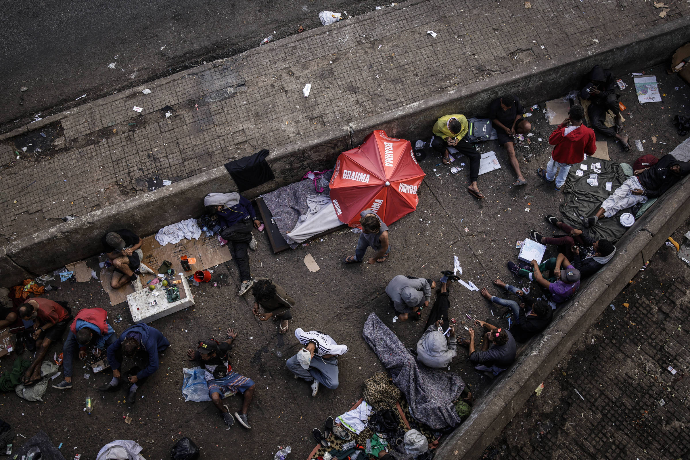 Com cracolândia vazia, usuários se espalham pelo centro e vão do Bom Retiro à Paulista