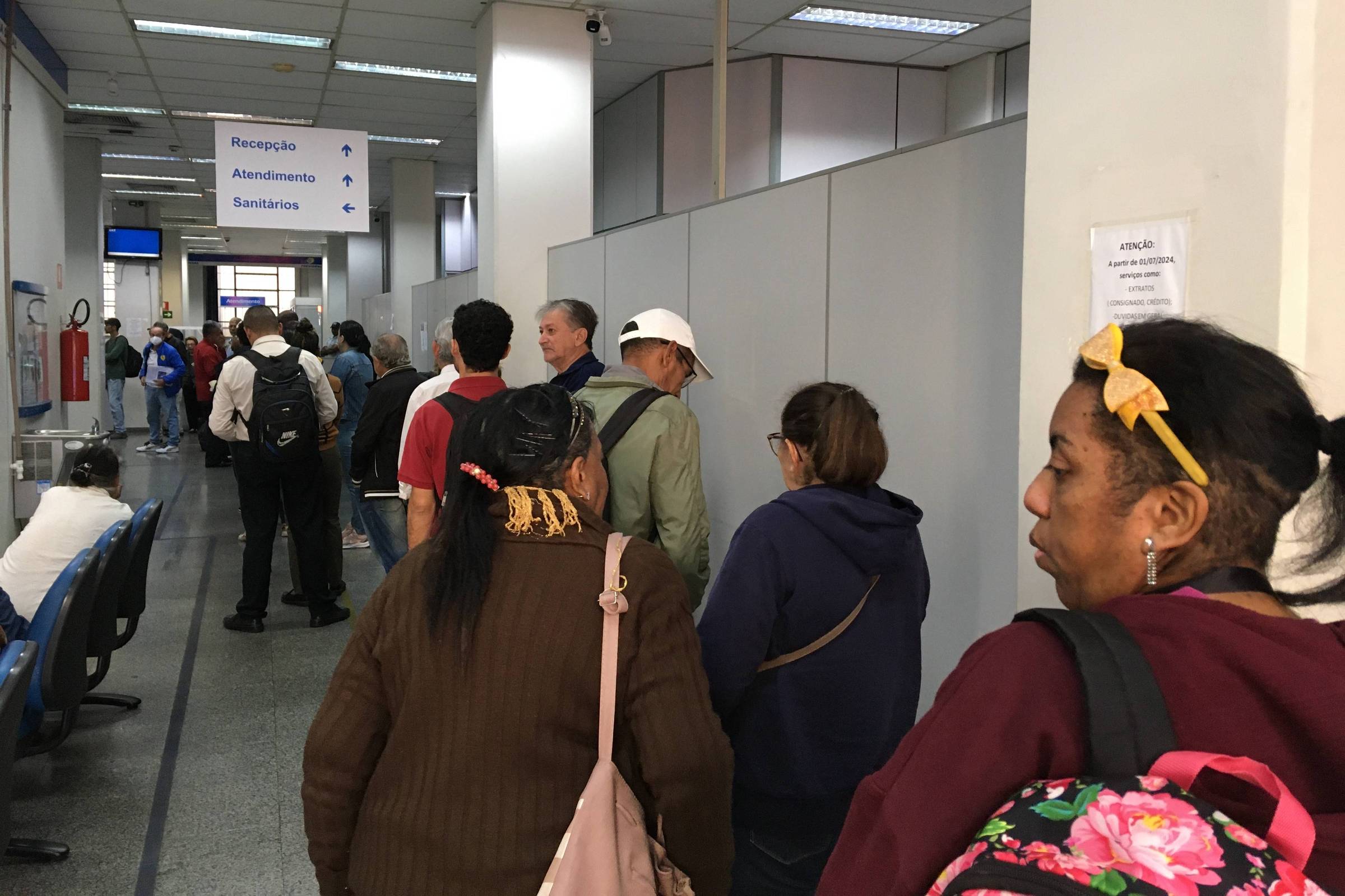 Aposentados sofrem para pedir reembolso sem atendimento nas agências do INSS