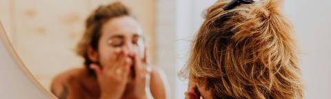  Limpar a pele antes de dormir é essencial para remover resíduos de maquiagem, sujeira, oleosidade e poluentes acumulados ao longo do dia