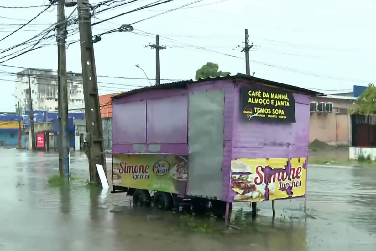 Duas pessoas morrem eletrocutadas em avenida alagada por chuva no Recife
