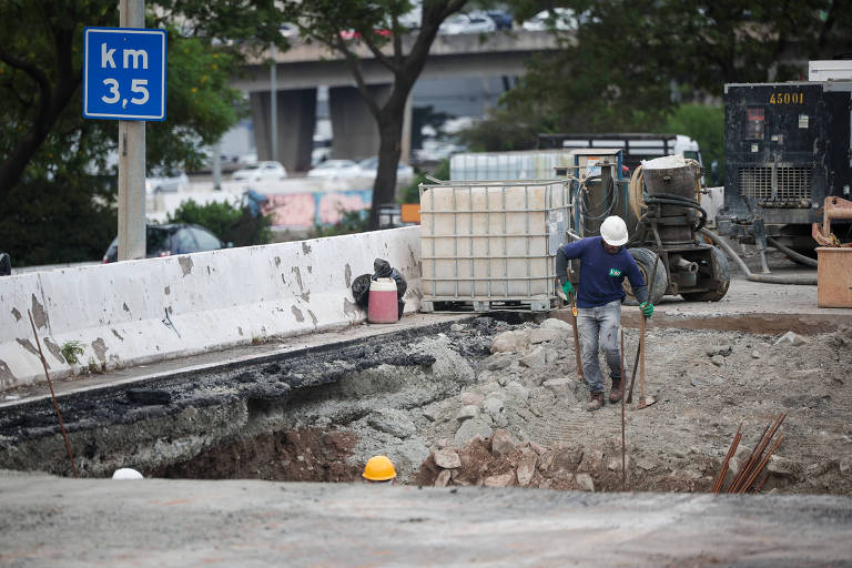 Marginal Tietê ganha novo acesso após abertura de cratera na pista