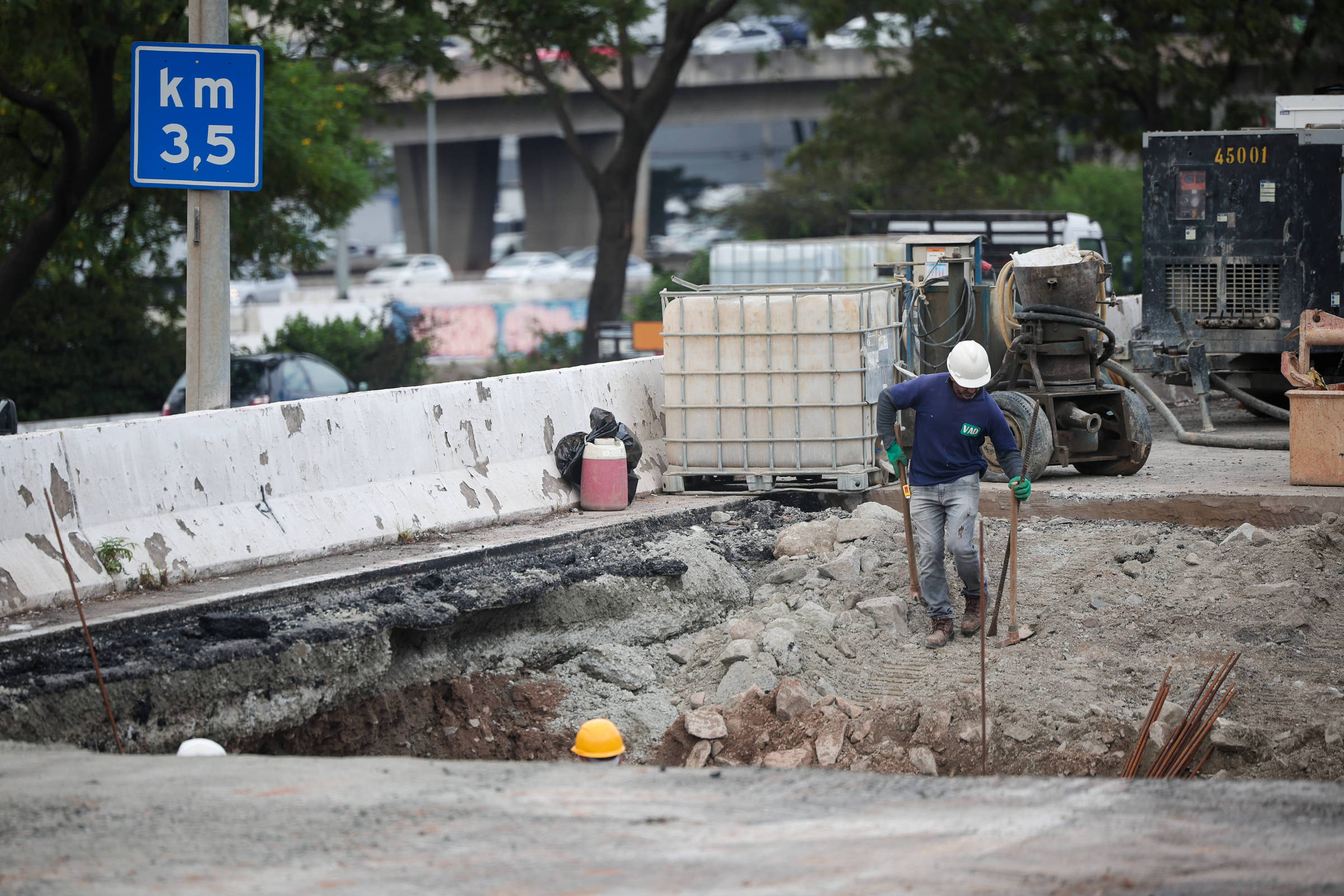 Sabesp diz que vai custear alça temporária para diminuir trânsito causado por cratera na marginal Tietê