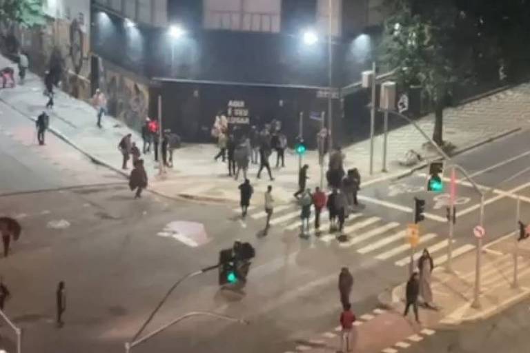 Madrugada na cracolândia tem usuários vagando pelo centro de SP e grupo na esquina da São João