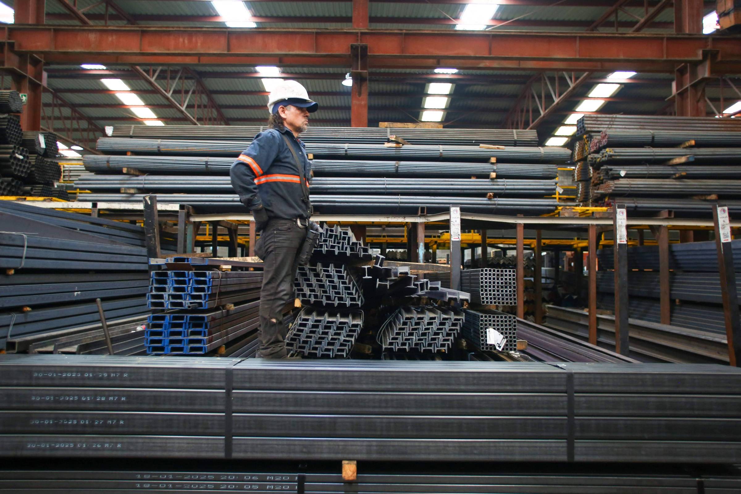 Produção industrial dos EUA cai 0,4% em abril, pressionada por automóveis e tarifas