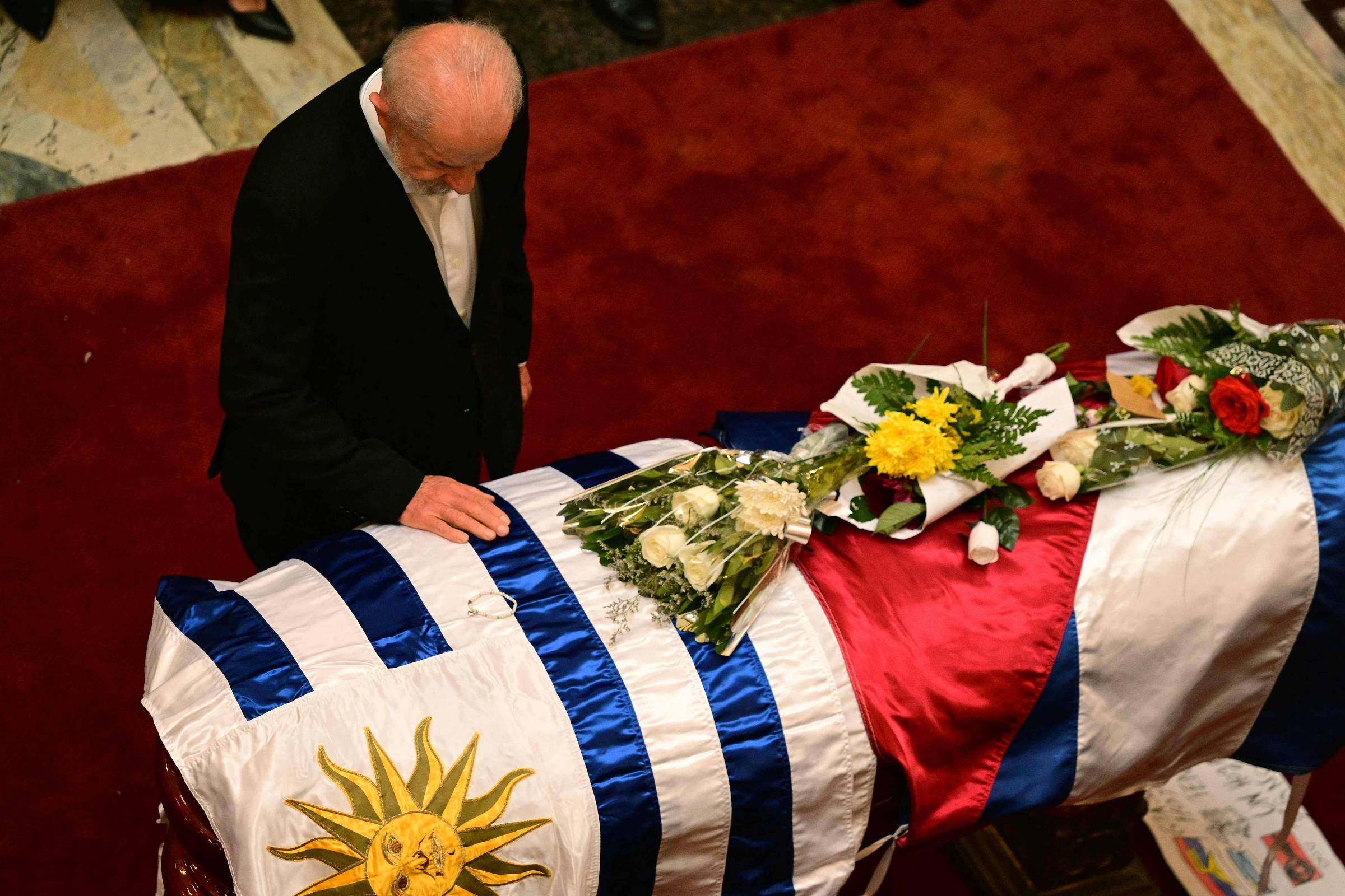 'Uma pessoa como Pepe Mujica não morre', diz Lula em funeral; veja vídeo
