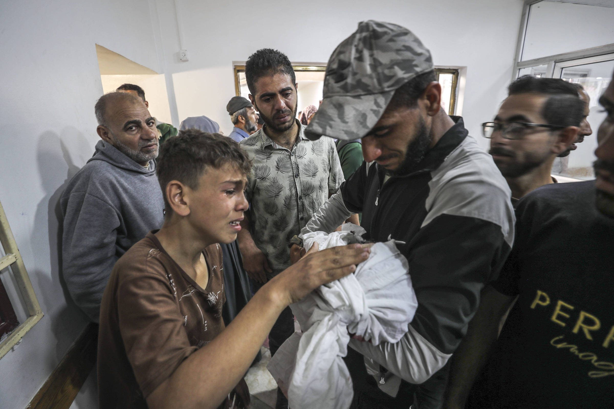 Médicos acusam Israel de ataques que mataram mais de 100 palestinos em Gaza