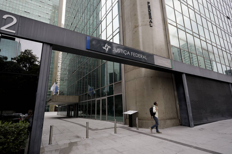 Mas o aposentado que se sentir lesado e quiser ir na Justiça pode procurar o TRF (Tribunal Regional Federal) da sua região para entrar com ação contra o instituto e reaver os valores, com indenização por danos