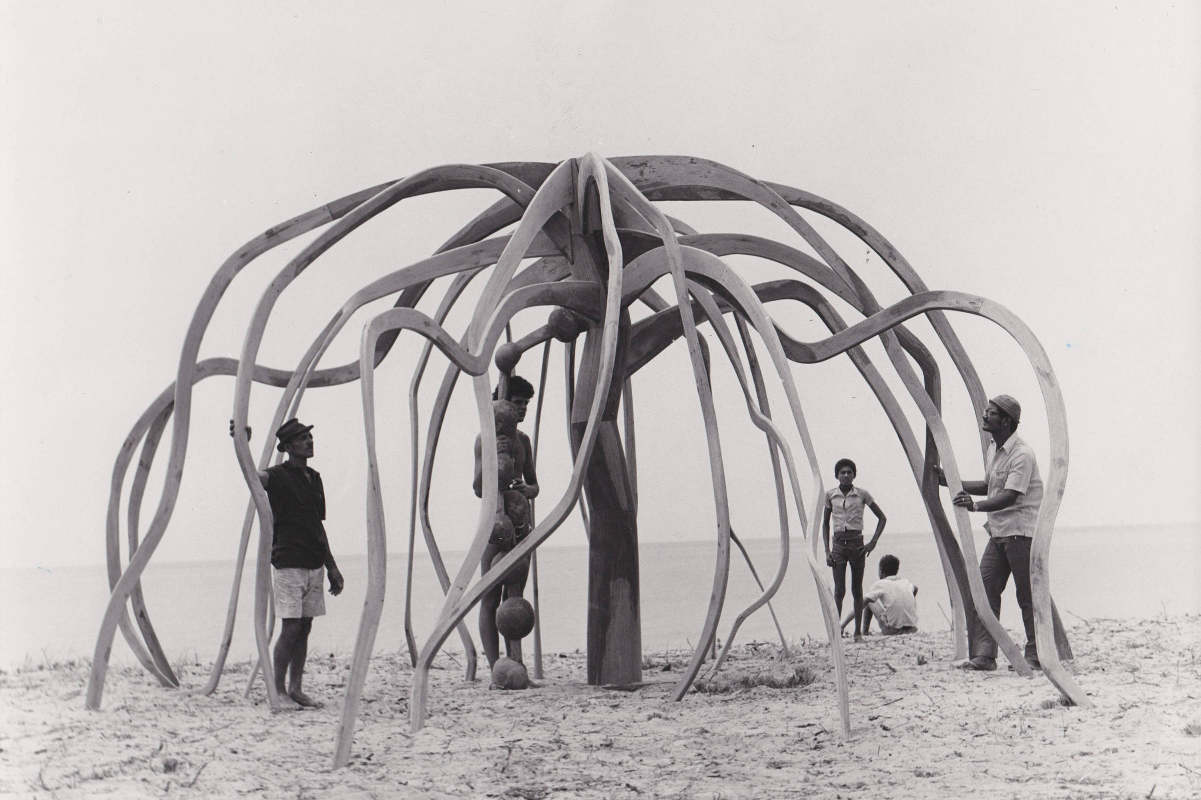 Frans Krajcberg transforma a natureza em ateliê na sua primeira exposição no Masp