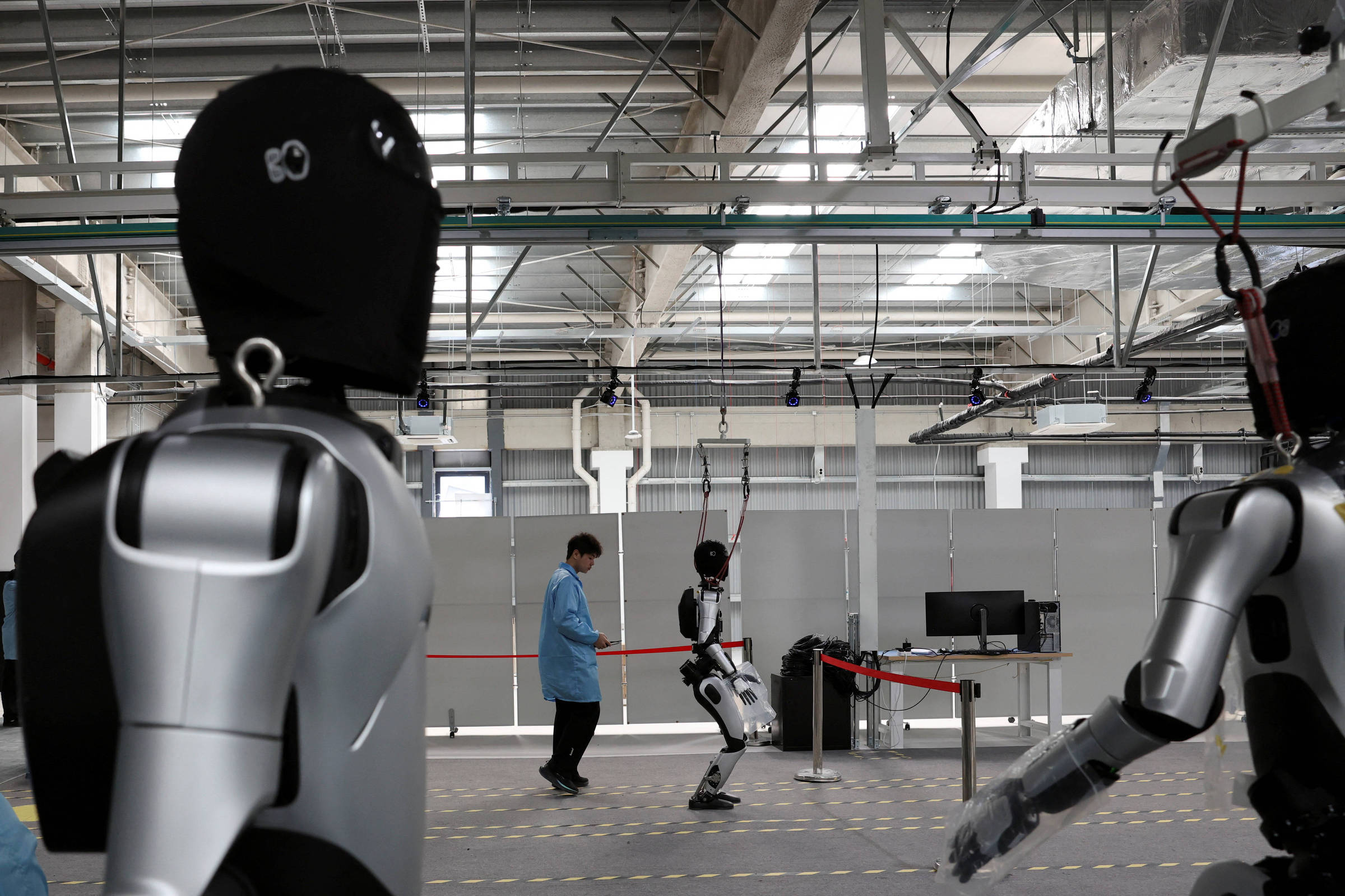 China aposta em robôs humanoides com IA para reinventar a indústria