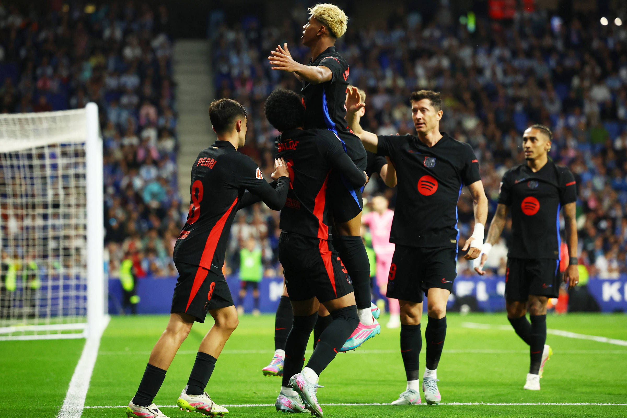 Com gols de Yamal e Fermín, Barça vence Espanyol e conquista 28º título espanhol