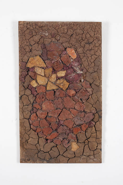 'Relevo', 1961. Minerais colados sobre painel de compensado. 70,5 × 41 × 3,5 cm