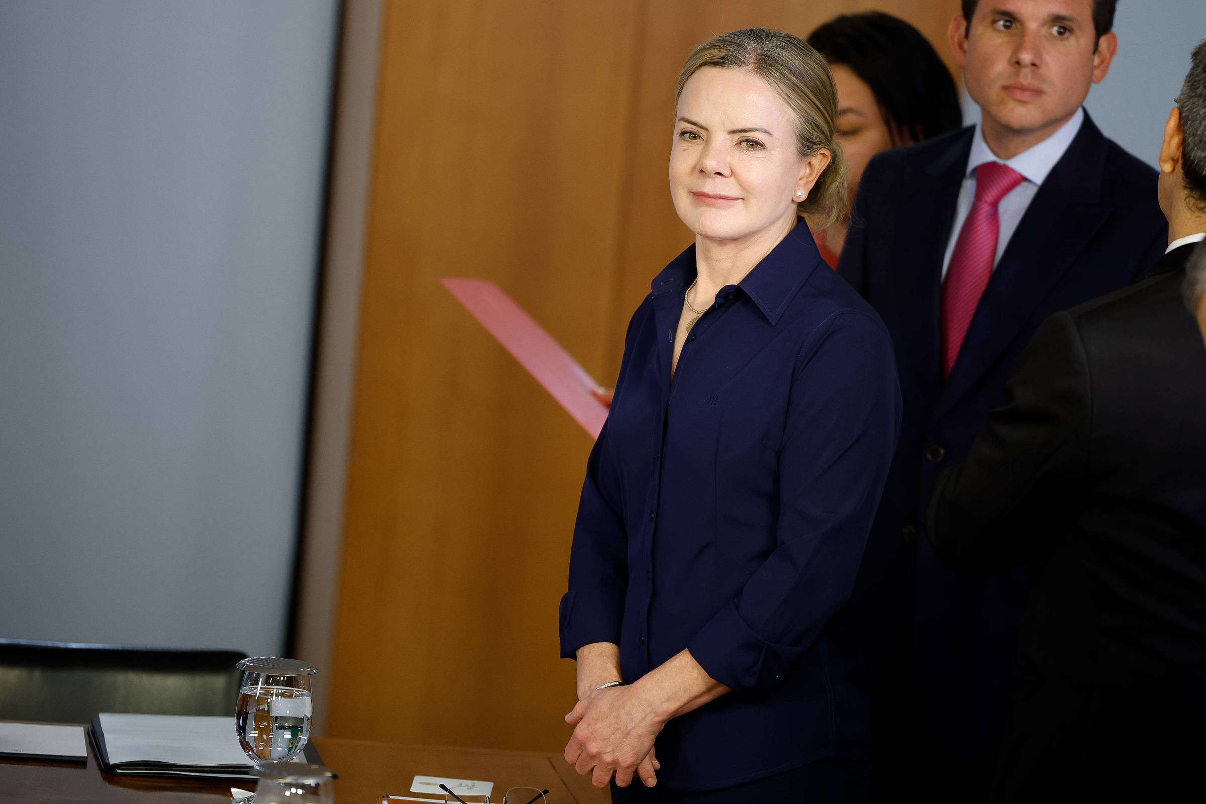 Gleisi desistiu de ir com Lula para velório de Mujica para articular reação a CPI do INSS
