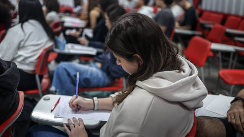 SÃO PAULO, SP, 29/04/2025 - Folha Estudantes vai abordar como vestibulares, como os da USP e da Unicamp, estão adaptando suas provas para a geração de candidatos menos focada e com mais dificuldade de concentração.  Alunos do Cursinho Oficina do Estudante, em Campinas, em aula prepapatoria de historia para o vestibular.(Felipe Iruatã/Folhapress)*** Exclusivo Folha de São Paulo***