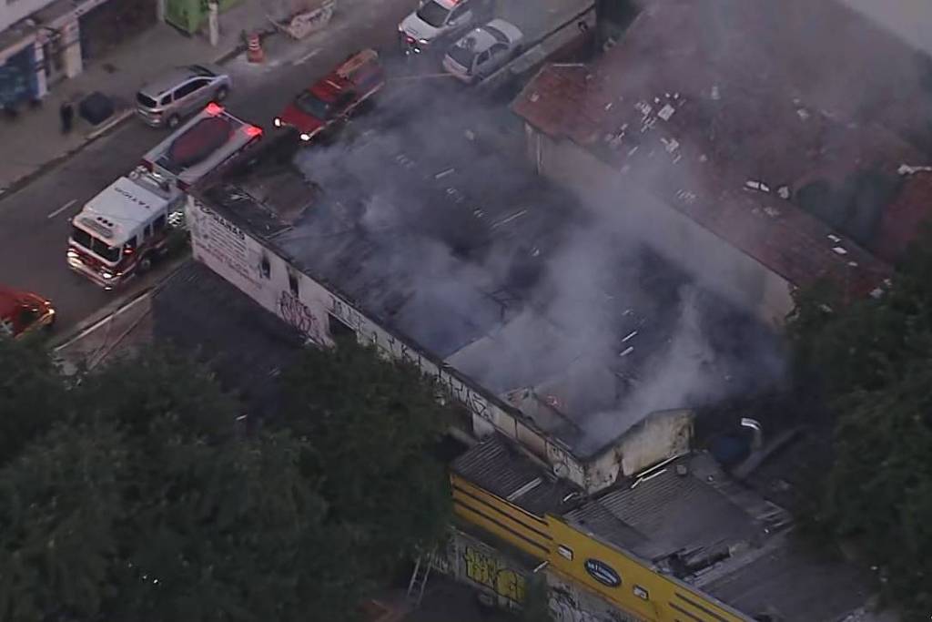 Galpão comercial pega fogo em Santa Cecília, em SP