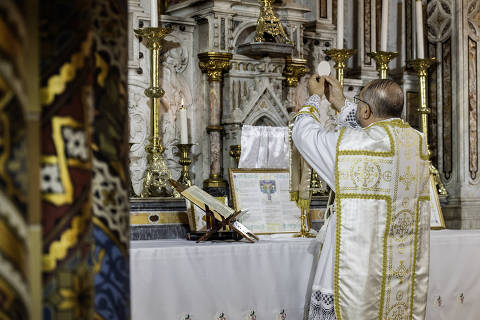 SAO PAULO, SP, BRASIL, 16/05/2025. Missas Tridentinas. Padre José Henrique do Carmo celebra boa parte da missa em latim,  na Capela Santa Luzia e Menino Jesus, no centro de SP(foto:  Eduardo Knapp/Folhapress, COTIDIANO)