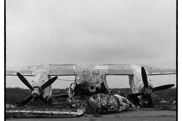 Avião ucraniano destruído durante as batalhas pelo controle do aeroporto de Chornobaivka, nas proximidades de Kherson, em fevereiro de 2023