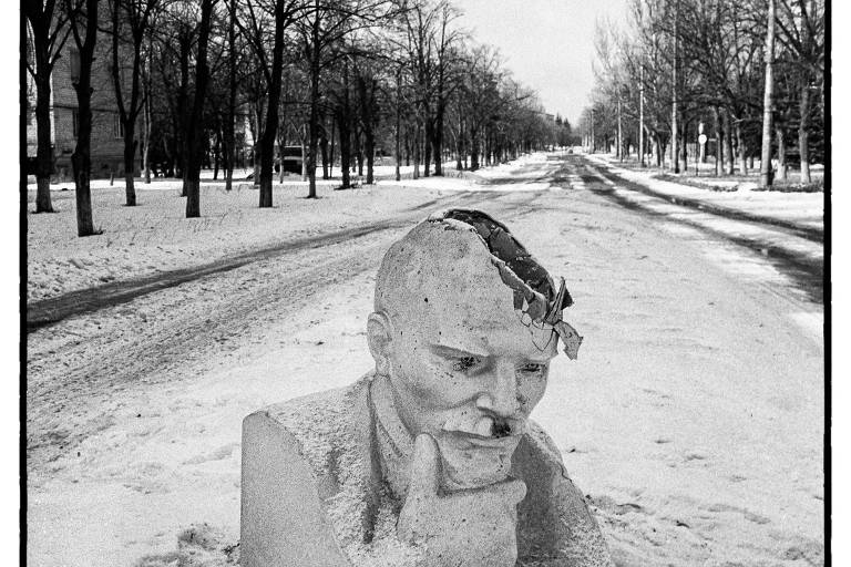 Busto de  Vladimir Lênin vandalizado por soldados ucranianos é deixado em uma das ruas centrais de Lyman, cidade ucraniana que ficou sob ocupação russa por seis meses em 2022