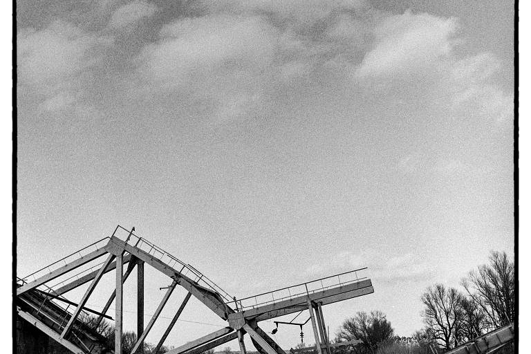 Ponte ferroviária em Kupiansk, cidade do leste da Ucrânia, destruída pelas tropas ucranianas em fevereiro de 2023