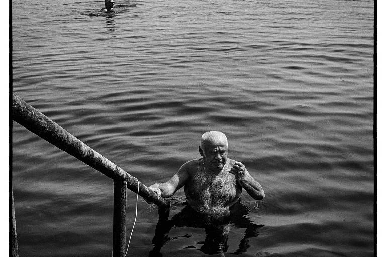 Morador de Odessa, na Ucrânia, desafia o frio e os mísseis russos nas águas geladas do Mar Negro