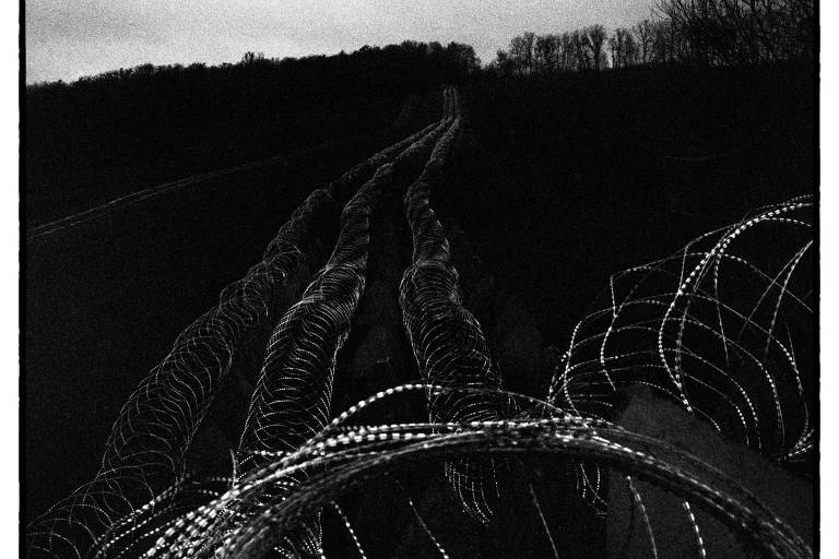 Linhas de defesa de arame farpado na cidade de Sumy, na fronteira com a Rússia, em fevereiro de 2025