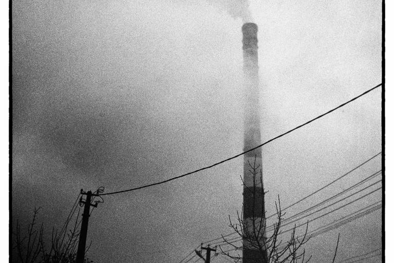 Apesar dos contínuos ataques russos contra a infraestrutura de energia da Ucrânia, usinas térmicas seguem queimando carvão para gerar eletricidade no leste do país, como na cidade de Kharkiv, em janeiro de 2025