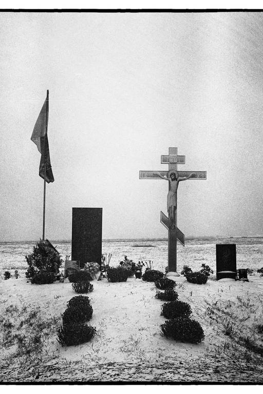 Na beira de uma estrada na província de Donetsk, na Ucrânia, a reprodução de uma sepultura em homenagem a soldado morto na guerra, em fevereiro de 2025