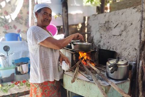 Patrícia Soares, 53, de Pedra Azul (MG), cozinha para os nove filhos no fogão à lenha para economizar gás