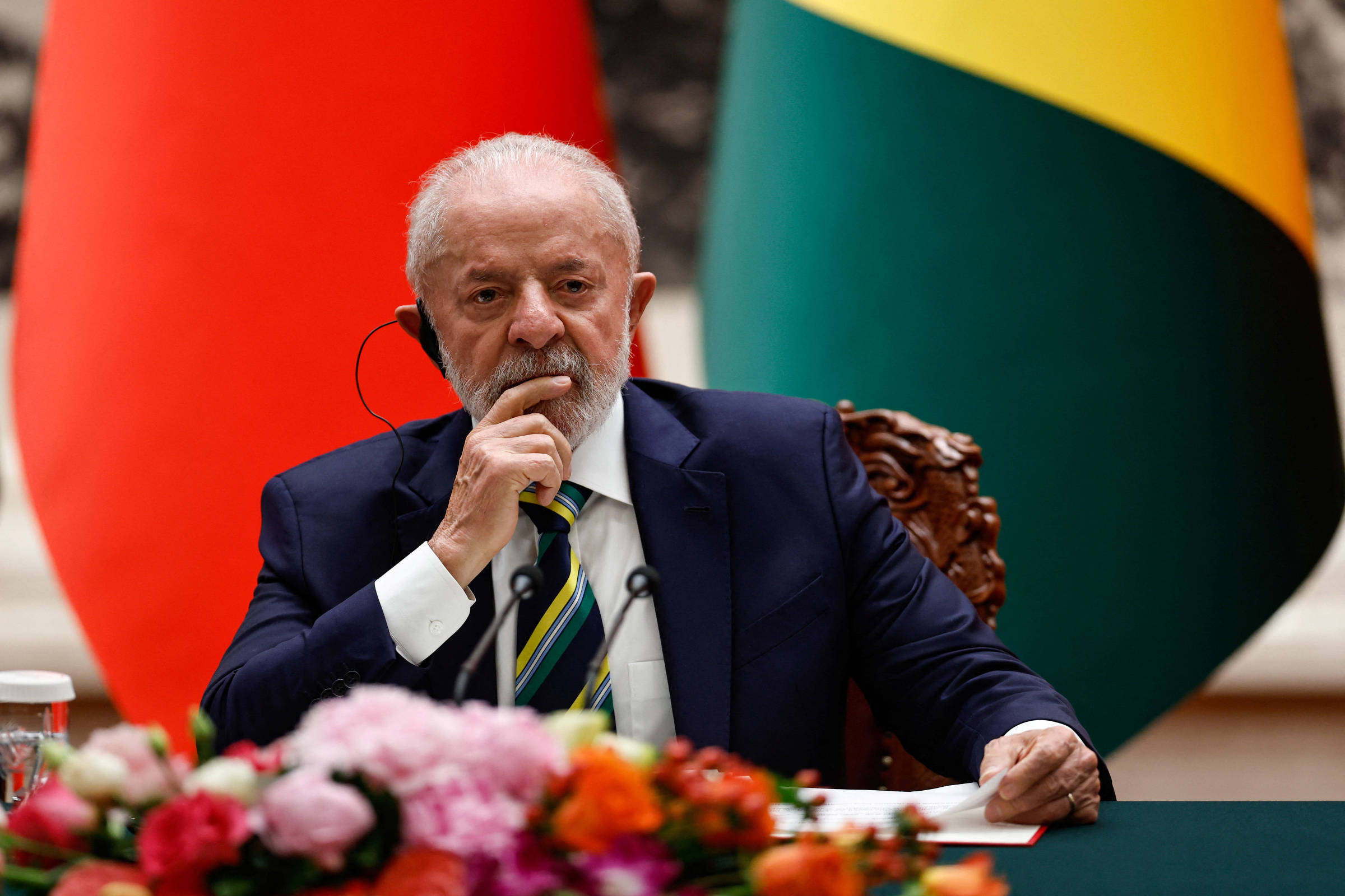 Lula volta de giro internacional pressionado por crise do INSS e atritos internos