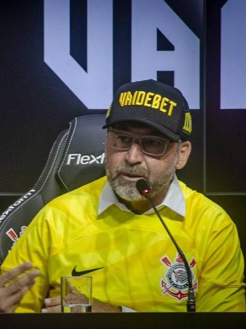 O presidente do Corinthians, Augusto Melo, com boné da casa de apostas online VaideBet