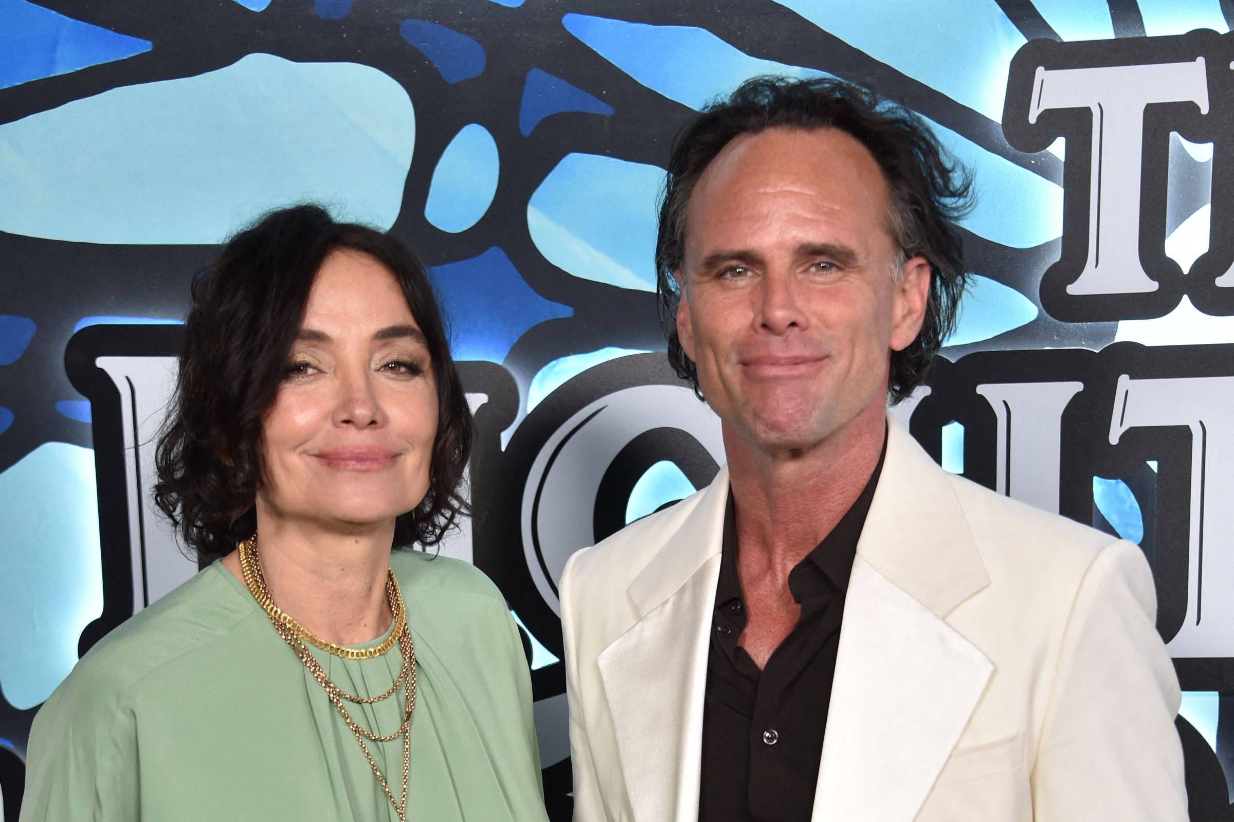Mulher de Walton Goggins rebate rumores de que ator a traiu com colega de 'White Lotus'
