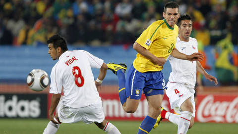 Johannesburgo, Africa do Sul . 28.06.2010. Mundial 2010. Oitavas de final. Brasil  vence Chile  por 3 x 0 no Estadio Ellis Park.. Zagueiro Lucio disputa lance com VIdal l(foto Eduardo Knapp/FOLHAPRESS. Esportes))