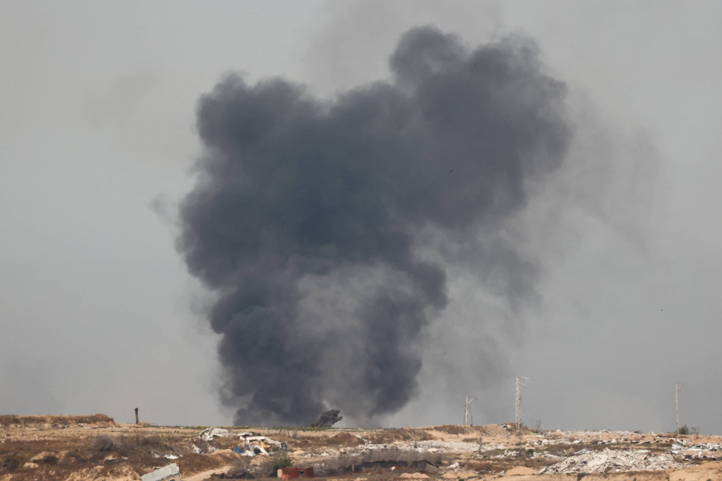 Israel e Hamas retomam negociações em meio a bombardeios que palestinos dizem ter matado mais de cem