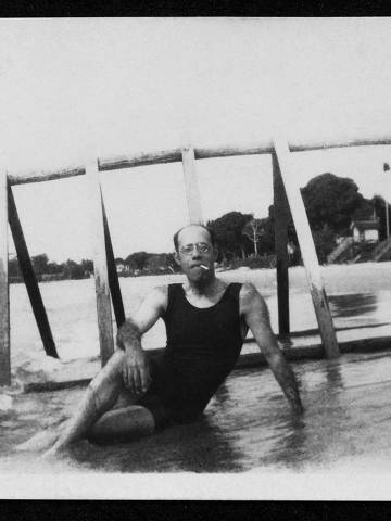 O escritor Mário de Andrade na Praia do Chapéu Virado, em Belém (PA), em maio 1927
