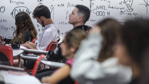 SÃO PAULO, SP, 29/04/2025 - Folha Estudantes vai abordar como vestibulares, como os da USP e da Unicamp, estão adaptando suas provas para a geração de candidatos menos focada e com mais dificuldade de concentração.  Alunos do Cursinho Oficina do Estudante, em Campinas, em aula prepapatoria de historia para o vestibular.(Felipe Iruatã/Folhapress)*** Exclusivo Folha de São Paulo***