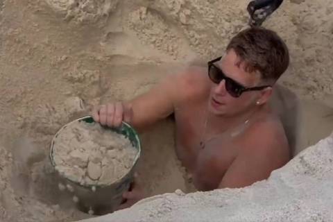Turista cava buraco e fica preso por três horas na areia da praia de Copacabana