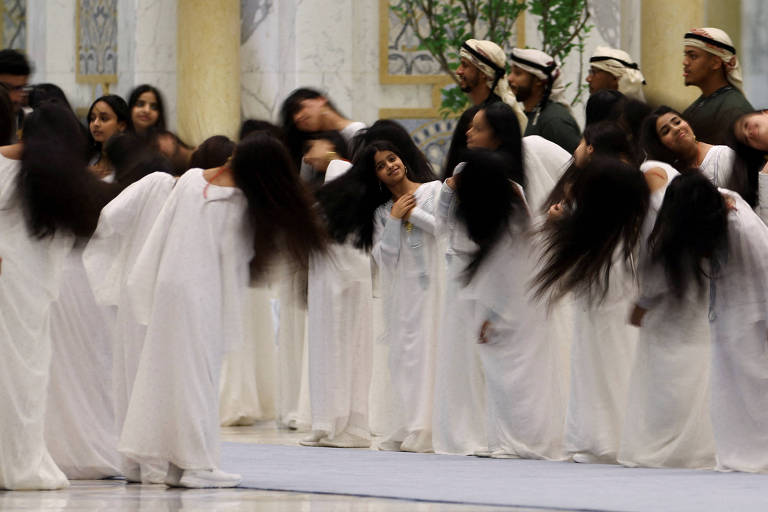 Emirados Árabes recebem Trump com dança típica entre mulheres; veja vídeo