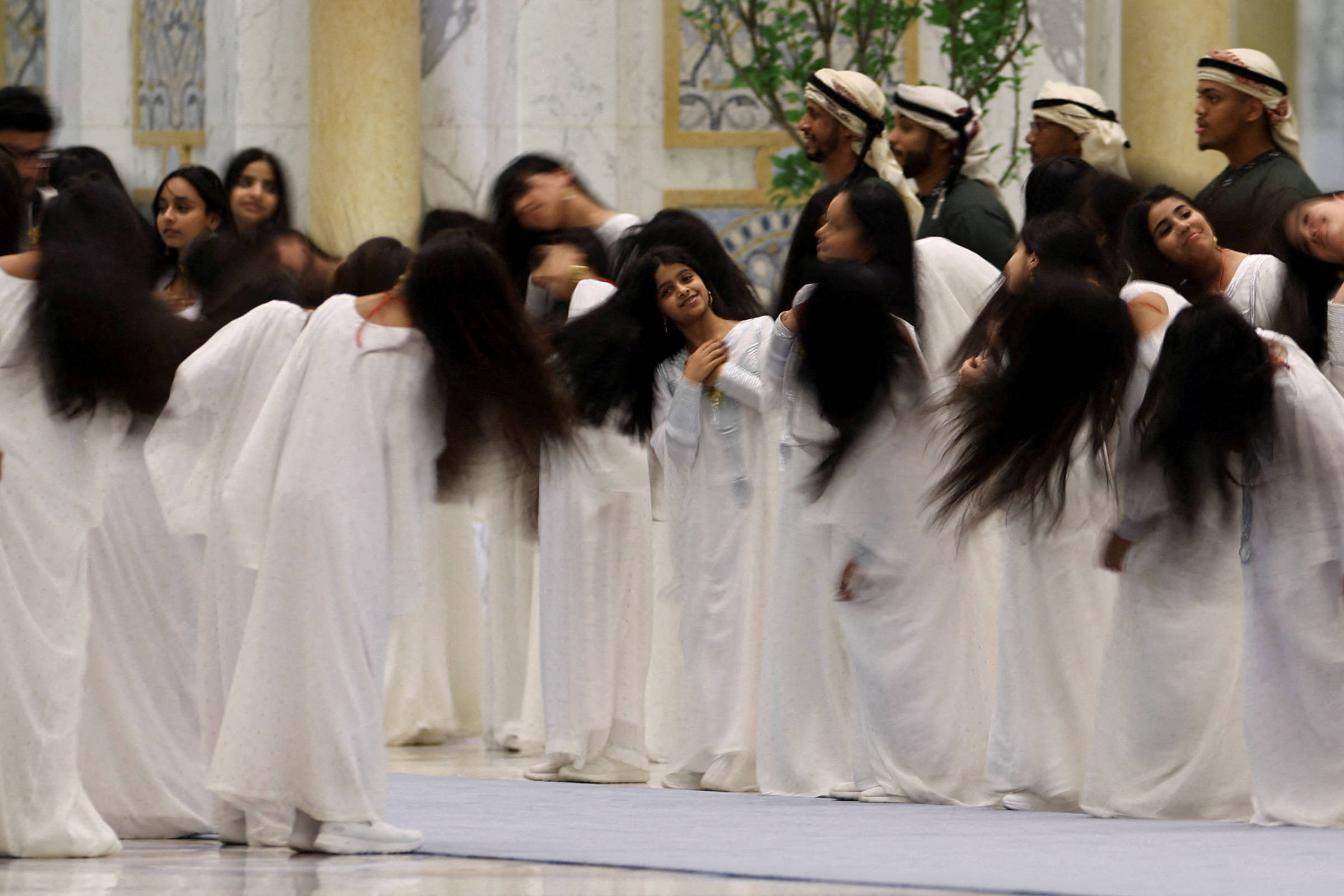 Emirados Árabes recebem Trump com dança típica entre mulheres; veja vídeo