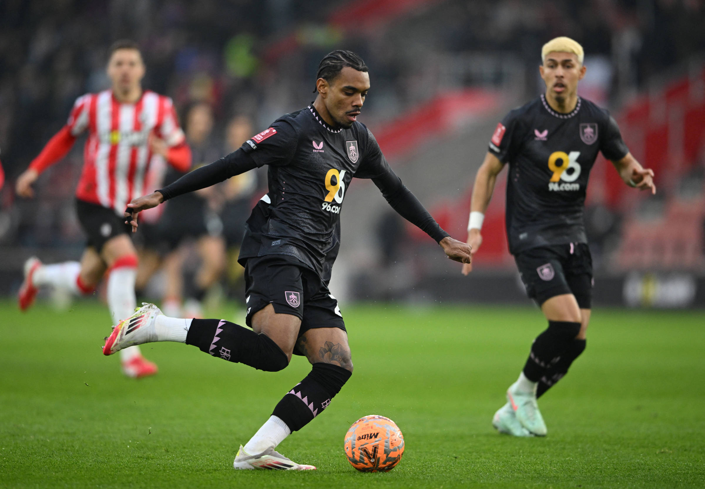 Lucas Pires chega à elite inglesa e valoriza segurança – 18/05/2025 – Esporte