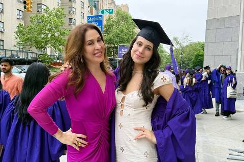 Claudia Raia forma a filha, Sophia Raia, na Universidade de Nova York