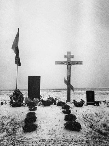 Dolyna (Cidade na Ucrânia), fevereiro de 2025 - Na beira de uma estrada no Oblast de Donetsk, no Donbas, a reprodução de uma sepultura em homenagem a um soldado morto na guerra (Yan Boechat/FolhaPress)